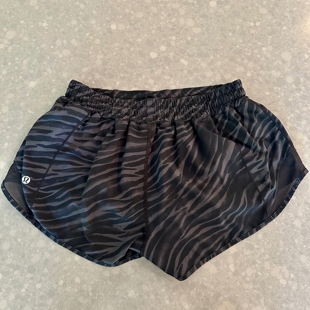 Lululemon Hotty Hot Low-Rise Lined Short 2.5" - Size 8  - Black Zebra Pring